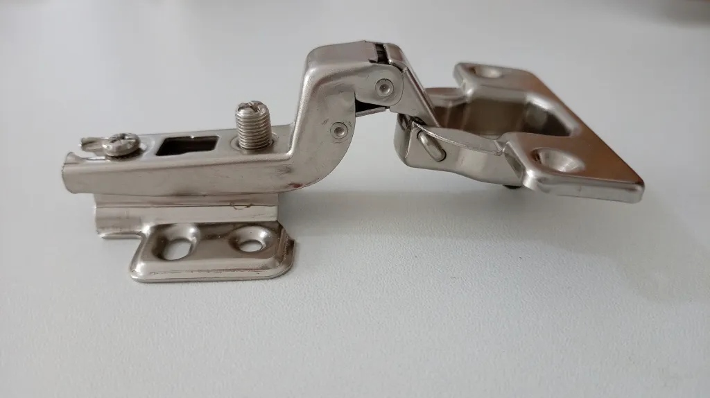 Bisagra semi codo mega.webp